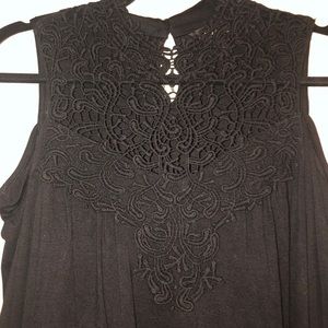 BEAUTIFUL BLACK LACE DETAIL AND COLD SHOULDER!